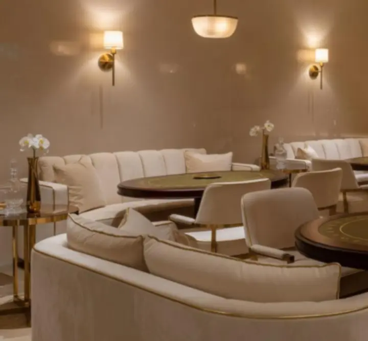 Prémiový soukromý lounge se sametovými stoly a zlatými detaily