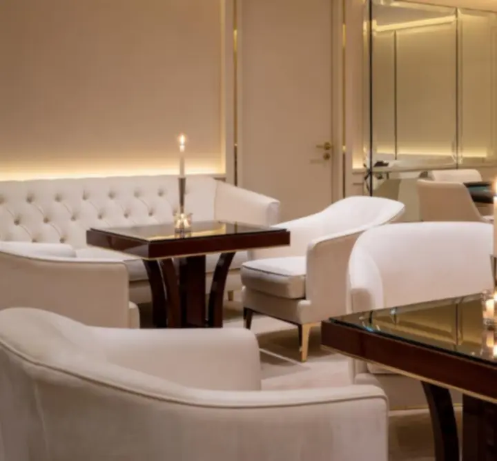 Teple nasvícený luxusní lounge se zlatými detaily